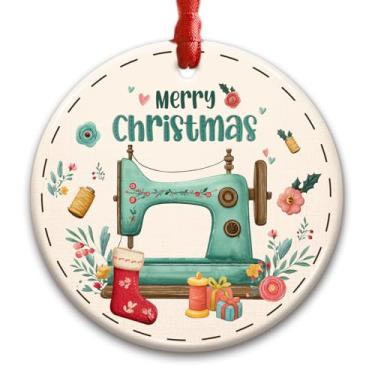 Imagem de CHOANG Enfeite de Natal de costura – Presente de Natal para costureiras, colchas, artesãos, amantes de costura, crianças – Decoração de cerâmica de Natal fofa com elementos vintage de máquina e linha
