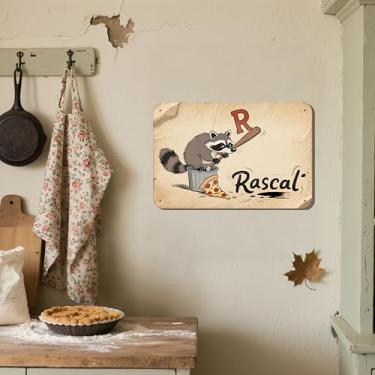Imagem de 1 peça de arte de parede de metal peculiar vintage: Guaxinim de desenho animado com taco de beisebol e letra R - decoração de pizza rascal para cozinha, arte de parede suspensa com orifícios de