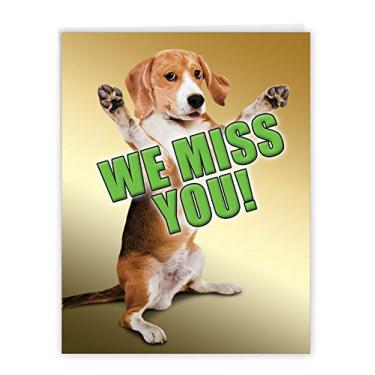 Imagem de Miss YouThis Much Dog - Cartão Miss You From All of Us com envelope (papel timbrado 21 x 28 cm) - com cachorro segurando braços largos para mostrar o quanto eles sentem falta de você J2232MYG-US