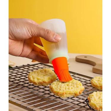 Imagem de Escova para grelhar com garrafa de apertar – Dispensador integrado para molho de laranja fácil de churrasco