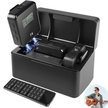 Imagem de Microfone Lapela, Microfone, Possui Um Alcance de Recepção de 300 Metros, Dois Transmissores, Um Receptor, Um Compartimento para Pilhas e Vem com Um Controle Remoto.