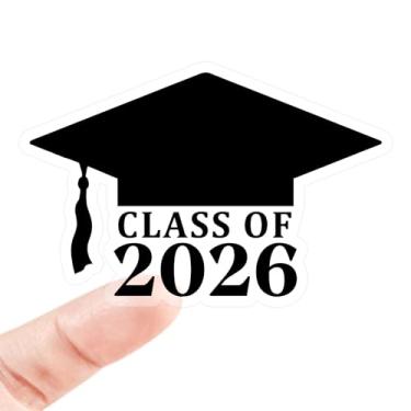 Imagem de Pacote com 50 adesivos de boné de formatura Class of 2026 – Etiquetas de chapéu de graduação de vinil preto para convites, envelopes, copos e sacolas de presente – Decorações de lembrancinha de festa
