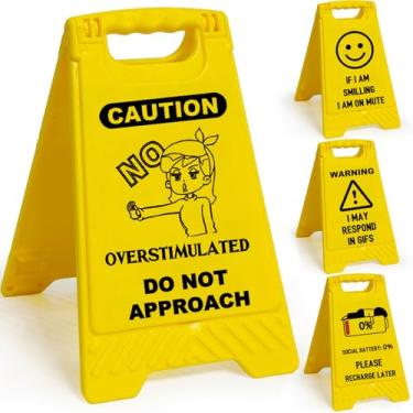Imagem de HILELIFE Pacote com 4 placas de mesa de cuidado superestimuladas - decoração de escritório engraçada, mini sinais de aviso para colegas de trabalho, presentes de chefe, acessórios de cubículo