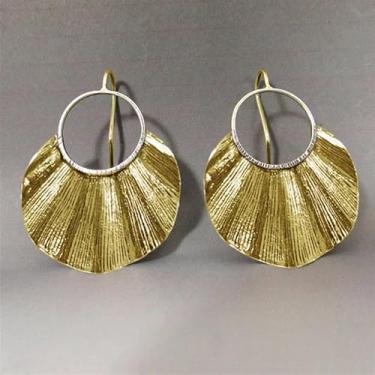 Imagem de 2 brincos de argola de bronze pequenos ondulados em forma de folha, 4,4 cm, adequados para festas femininas, encontros e uso diário.