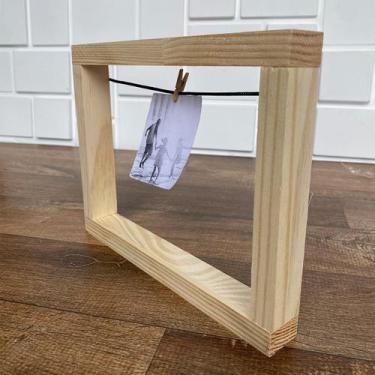 Imagem de Porta foto quadro madeira varal vazado com pregador polaroid - LU JPDE