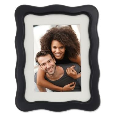 Imagem de Lawrence Frames Moldura de madeira fosca com design ondulado, preto, 12 x 18 cm