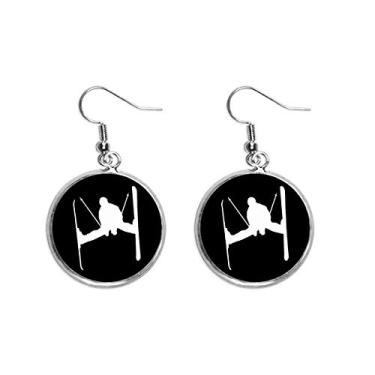 Imagem de Brinco feminino preto com silhueta de esporte de inverno com pingente de orelha prata