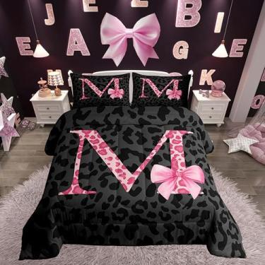 Imagem de jejeloiu Conjunto de cama macio com letra M, estampa de leopardo, Queen, com laço rosa, alfabeto, edredom de microfibra, pele de guepardo, 3 peças com 2 fronhas