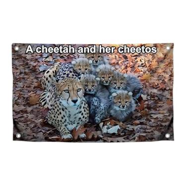 Imagem de Bandeiras fofas de meme com citação "A Cheetah and Her Cheetos" com quatro argolas de latão - pôster de animais legais de um lado para decoração de casa - Tapeçaria estética de poliéster para quartos