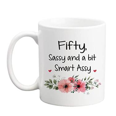 Imagem de LXQM 50 presentes de aniversário para mulheres - Caneca Fifty Sassy And A Bit Smart Assy - Caneca de café de 325 ml Caneca de 50º aniversário Ideias de presente para esposa, avó, chefe, namorada,