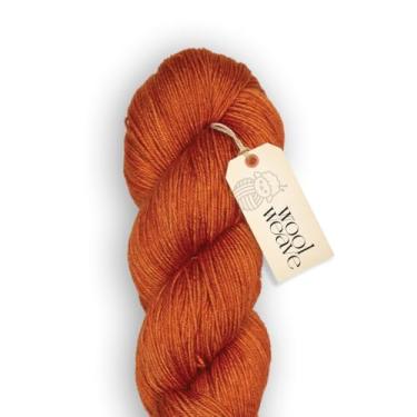 Imagem de Woolweave Fio de peso para dedilhados - fios de meia tingidos à mão, 75% lã de merino extrafina e 25% poliamida, 100 g de novelo, 438 jardas - fio laranja leve, macio e durável