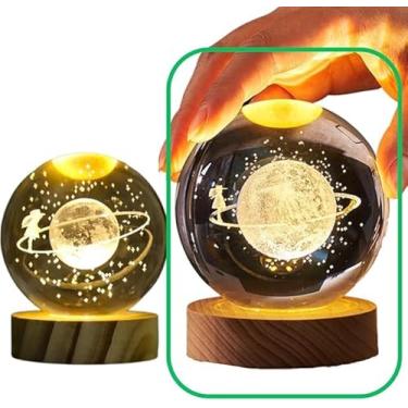 Imagem de Luminária De Mesa Bola De Cristal Esfera Grande Planeta Terra Galáxia Via Lactea Saturno Lua LED Base Madeira Enfeite Decorativo Casa (Menina na Lua)