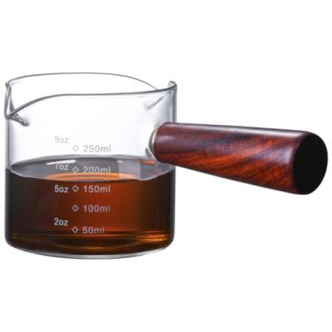 Imagem de Copo medidor de vidro resistente ao calor de 250 ml, cabo de madeira, medições precisas de mililitros e onças, bicos de derramamento duplos, ideal para café, molhos e