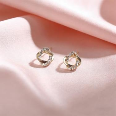 Imagem de Brincos femininos em forma circular de ouro com design de diamante falso, estilo pequeno e eleguante, mostrando seu charme feminino único, adequado para o dia a dia e qualquer ocasião.