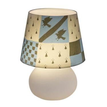 Imagem de Luminária Abajur de Mesa Decorativo, Design Corvinal, Azul e Bege, com Estampa de Águias e Padrões Geométricos, Base Redonda