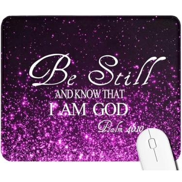 Imagem de Tapete de rato cristão com borda costurada - Be Still and Know That I Am God Psalm 46:10 - Acessório de mesa religioso inspirador - Base de borracha antiderrapante - Design roxo