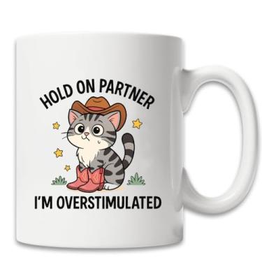 Imagem de MissDaisy - Caneca engraçada de gato caubói 325 ml – "Hold On Partner I'm Overstimulated" Caneca fofa para gatos sobrecarregados, caneca de café humor de ansiedade, botas de cowboy ocidentais presente