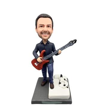 Imagem de Estatueta personalizada que balança a cabeça com um baixista em um elegante terno azul marinho. Esta peça artesanal apresenta detalhes. Desde o baixo vermelho meticulosamente esculpido até o traje