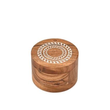 Imagem de BHAVATU Spice Celler Caixa de sal redonda gravada em madeira de acácia com tampa magnética giratória ideal para armazenamento de cozinha para sais gourmet, ervas, temperos (8,9 cm x 9 cm x 6,3 cm)