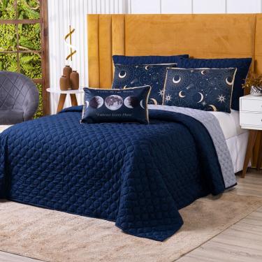 Imagem de Kit Cobre Leito Colcha Casal Padrão Astros Azul Marinho Com Almofada Estampada 06 Peças...