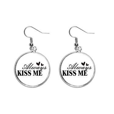 Imagem de Brinco feminino de prata com citação Always Kiss Me