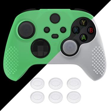 Imagem de eXtremeRate Capa de silicone antiderrapante PlayVital que brilha no escuro – edição cravejada em 3D verde para controle Xbox Series X/S, capa protetora de borracha para controle sem fio Xbox Core com tampas de aperto de polegar
