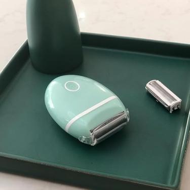 Imagem de Mini aparador de pelos corporais para homens e mulheres, aparador de viagem para costas lisas, linhas de biquíni e axilas - presente moderno para feriados, aniversários, dia dos namorados, dia dos