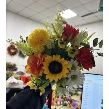 Imagem de GYWJJ Girassóis artificiais com flores amarelas falsas com arranjo floral de seda de margarida para decoração de mesa de casamento