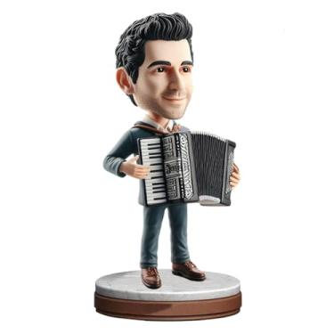 Imagem de Acordeão personalizado tocando cavalheiro Bobblehead feito à mão a partir de sua foto, presente incrível para amantes de música, pai, namorado, irmão, amigo, charmoso, mesa de exibição para fãs de