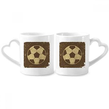 Imagem de Conjunto de canecas de porcelana de casal com ilustração esportiva de futebol e estampa preta de coração