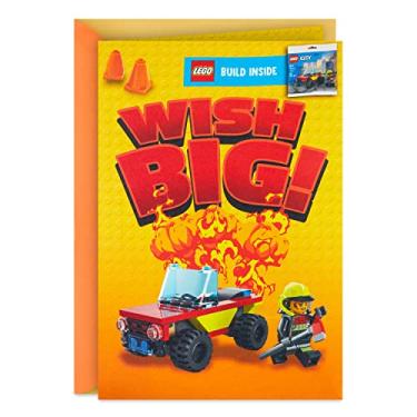 Imagem de Hallmark Cartão de aniversário para crianças com Legos (kit de construção de caminhão de bombeiros, a partir de 5 anos)