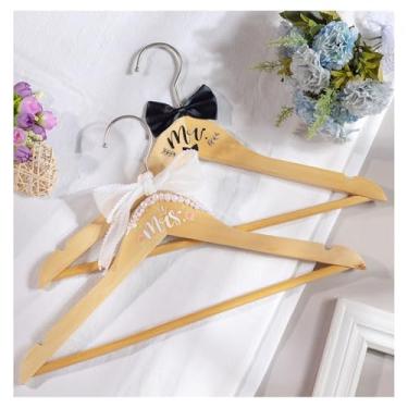 Imagem de Cabide de noiva para vestido de noiva, pacote com 2 cabides de noiva e noivo com laço de fita de pérola, conjunto de cabides de madeira para vestido de casamento, acessórios de presente de chá de