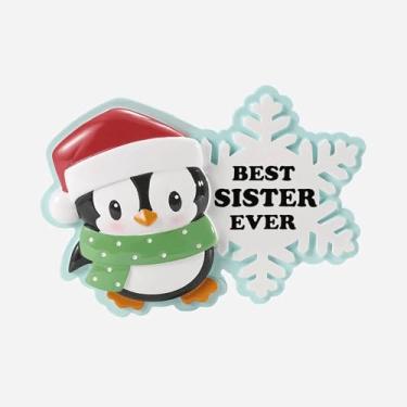 Imagem de Enfeite de Natal personalizado Best Sister Ever Pinguim com chapéu de Papai Noel, design de floco de neve de resina de 10 cm