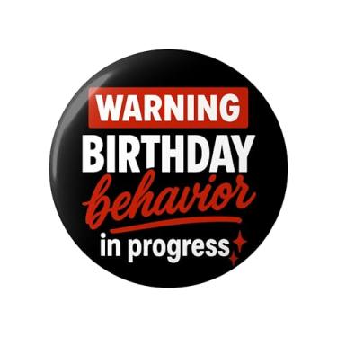 Imagem de Broche de aniversário – Crachá engraçado de botão de comportamento de aniversário em andamento, preto e vermelho, acessório de festa de 6 cm para homens, mulheres e adolescentes