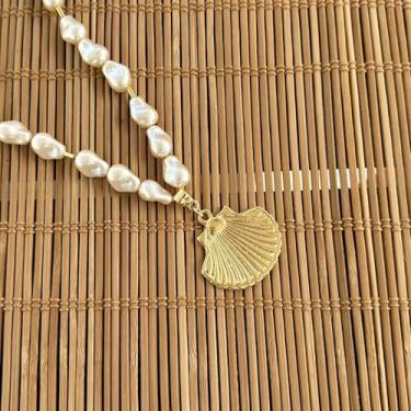 Imagem de Colar de prata concha do mar com pérolas orgânicas off white - banhado a ouro