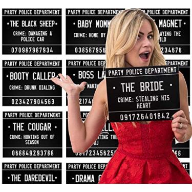 Imagem de 40 Unissex Crimes em 20 Placas de Caneca de Festa de Solteira! Instruções de jogo e atividade incluídas! Estes acessório para sessão de fotos também são uma ótima ideia para aniversários, saídas à noite para meninas, palcos e NYE!