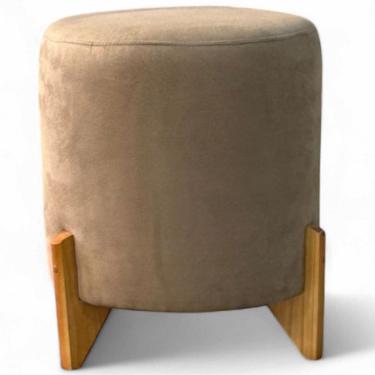 Imagem de Puff banqueta Conflex Coral redondo em tecido veludo pés de madeira maciça Capuccino