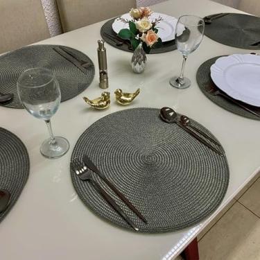 Imagem de Kit 6 Peças Sousplat Redondo 38cm – Jogo Americano Decorativo para Cozinha e Jantar | Descanso de Prato Elegante e Resistente, Diversas Cores Disponíveis(Cinza,Kit 4)