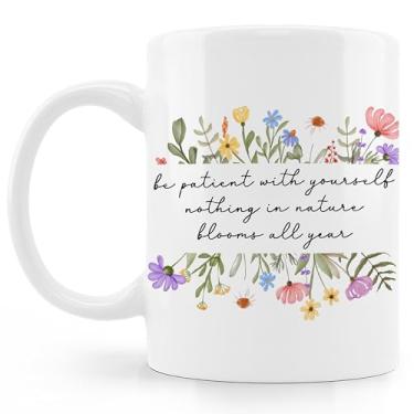 Imagem de BESERH Caneca de café floral para saúde mental, presentes de conselheiro de psicologia de saúde mental para mulheres, Be Patient with Yourself Caneca de café cerâmica flor silvestre 325 ml