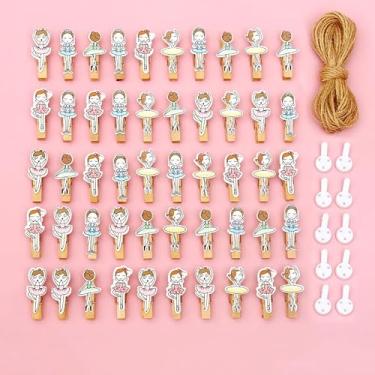 Imagem de Alfinetes de roupas pequenos para decoração de festa de formatura resistentes prendedores de roupa cartões para fotos pacote de chá de bebê 50 com gancho de parede de barbante de juta
