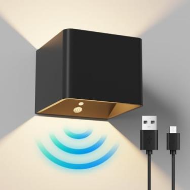 Imagem de GCDFGV Luminária de parede com sensor de movimento recarregável, arandela de parede sem fio operada por bateria, iluminação interna branca quente para quarto, sala de estar, corredor, escada, preto