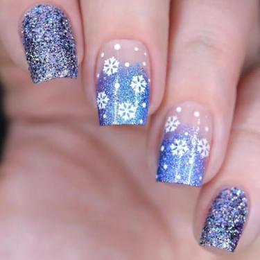 Imagem de Unhas postiças quadradas curtas de Natal azuis com desenhos de glitter de floco de neve unhas artificiais brilhantes azuis cobertura completa cola de Natal em unhas para mulheres, arte de unhas, faça