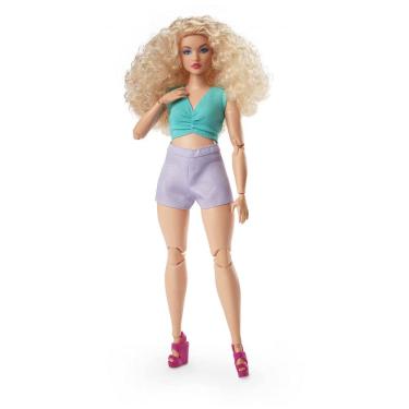 Imagem de Boneca Barbie Signature Looks 16 Curvy colecionador Mattel loira cacheada top drapeado shorts lilás articulada 2023