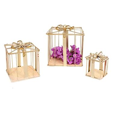 Imagem de Suporte de bolo de metal para sobremesa em forma de caixa de presente, suporte de cupcake com alça de transporte e bandeja de madeira, pratos dourados para exibição de sobremesas para armazenamento de