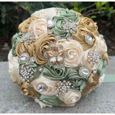 Imagem de Mhojpik Buquê de casamento para noivas, broche, redondo, brilhante, ramo de flores de rosas artificiais para noiva, dama de honra, casamento, quinze anos (verde sálvia, dourado e creme, 25 cm)