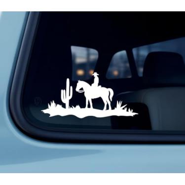 Imagem de Decalque de carro de cena de deserto de cowboy - Arte de janela inspirada no oeste exibindo cacto cavaleiro e textura do solo usando silhueta de vinil branco nítido - Adesivo externo durável adequado