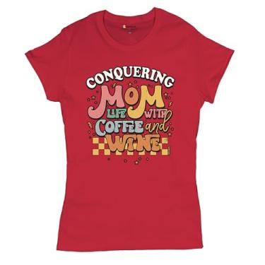 Imagem de Camiseta feminina Conquering Mom Life with Coffee and Wine na moda maternidade parentalidade família futebol Mama #Momlife, Vermelho, GG