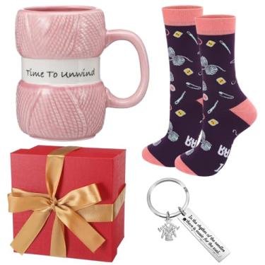 Imagem de Tioncy Conjunto de 4 peças de tricô de crochê rosa de Natal para mulheres amantes de tricô, canecas de café, meias inovadoras, chaveiros, presente engraçado de crochê para ela, Natal, Natal com caixa