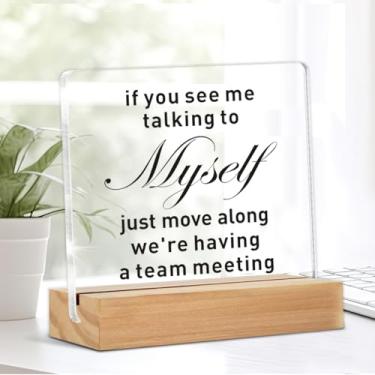Imagem de Decoração de escritório engraçada para mulheres e homens, placa de decoração de mesa engraçada, If You See Me Talking to Myself We're Having a Team Meeting, placa de acrílico decorativa transparente