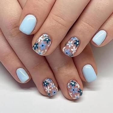 Imagem de 24 peças de unhas de pressão francesas, unhas postiças quadradas curtas, cobertura completa de acrílico azul com design de flores doces, unhas adesivas reutilizáveis naturais para mulheres, meninas